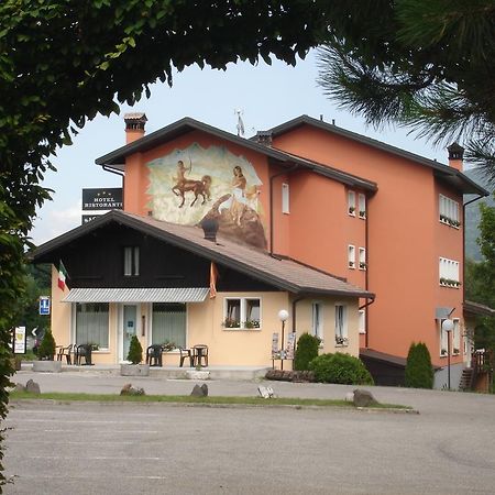 Hotel Ristorante Sagittario Feltre Dış mekan fotoğraf