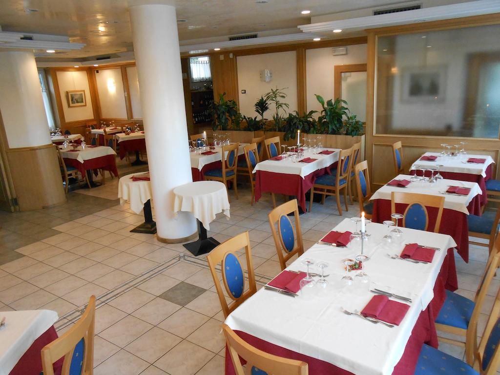 Hotel Ristorante Sagittario Feltre Dış mekan fotoğraf
